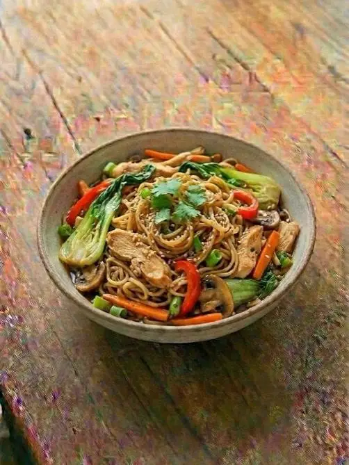 Fideos de arroz con pollo y verduras estilo asiático