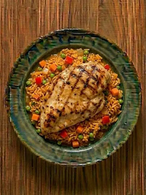 Arroz con carne picada magra estilo chili mexicano