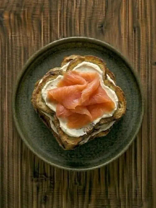 Tostada de pan de molde con queso crema y salmón