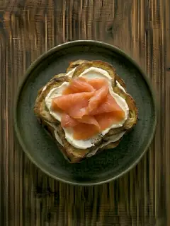 Tostada de pan de molde con queso crema y salmón