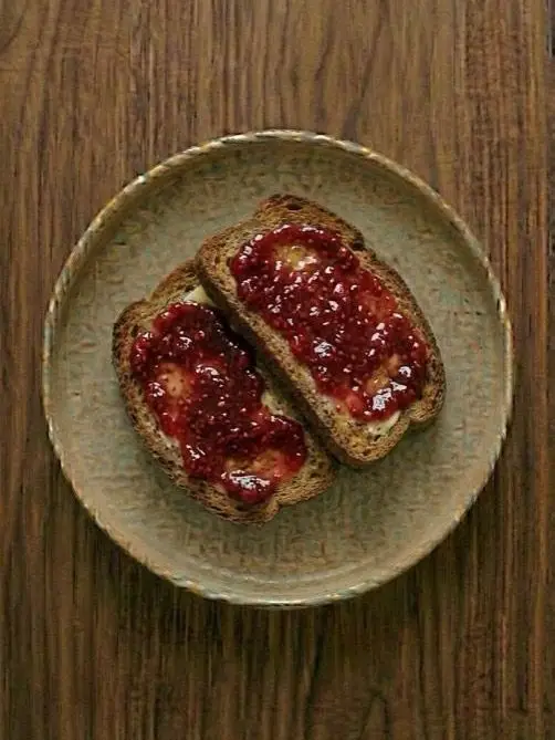 Tostada de centeno con mermelada de frambuesa