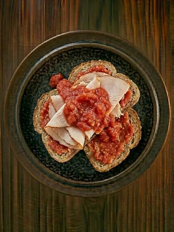Tostada de tomate y pavo