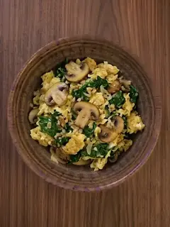 Revuelto de champiñones y espinacas