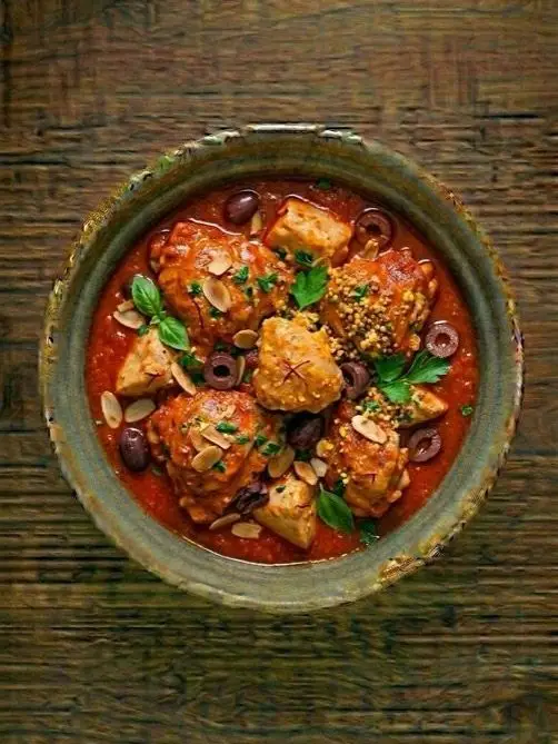 Pollo en salsa de tomate con aceitunas