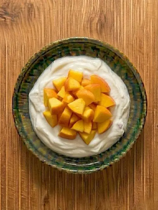 Yogur griego con melocotón