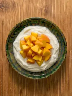 Yogur griego con melocotón