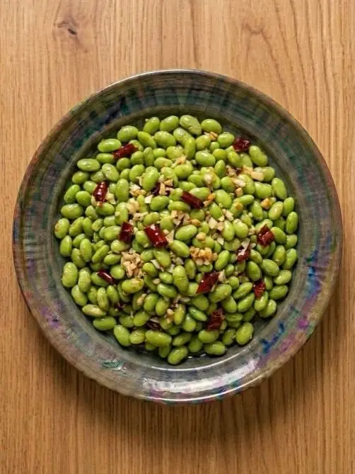 Edamame salteado con ajo y guindilla