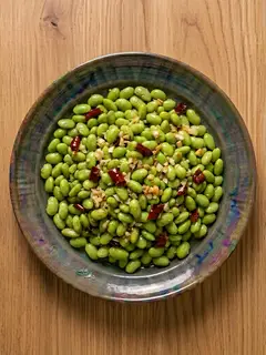 Edamame salteado con ajo y guindilla