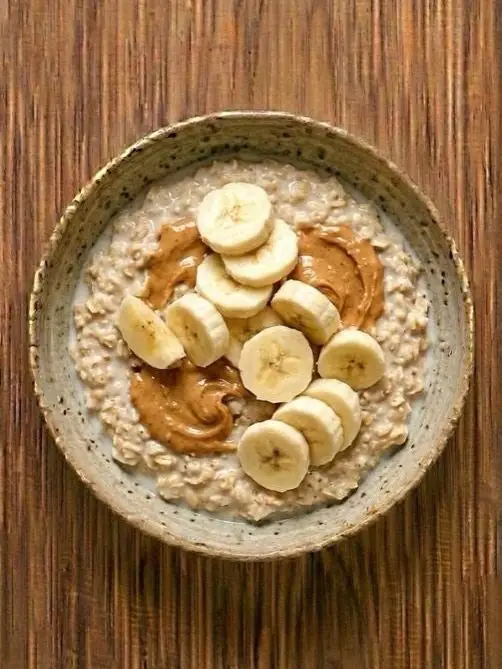 Avena cremosa de plátano y crema de cacahuete