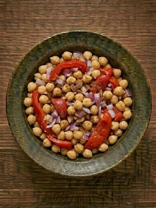 Ensalada templada de garbanzos con pimiento asado