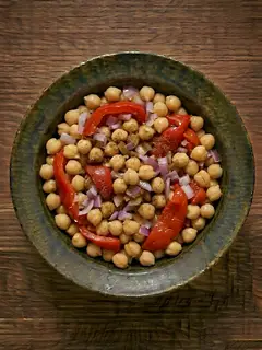 Ensalada templada de garbanzos con pimiento asado