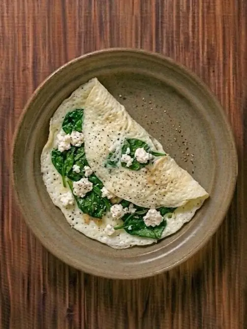 Tortilla de claras con espinacas y queso fresco
