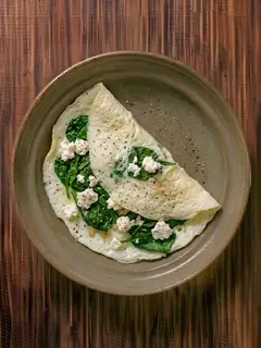 Tortilla de claras con espinacas y queso fresco