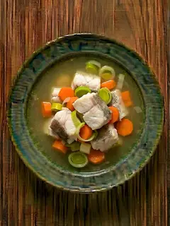Sopa de pescado con merluza congelada