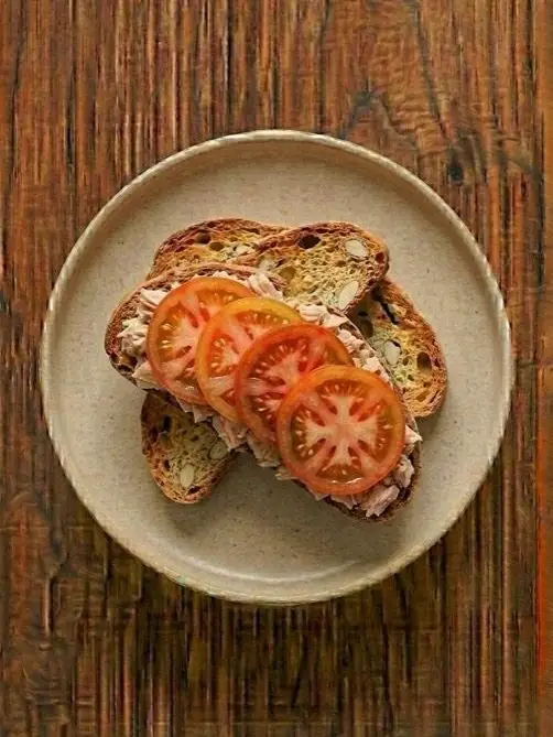 Tostada de biscotes con atun y tomate