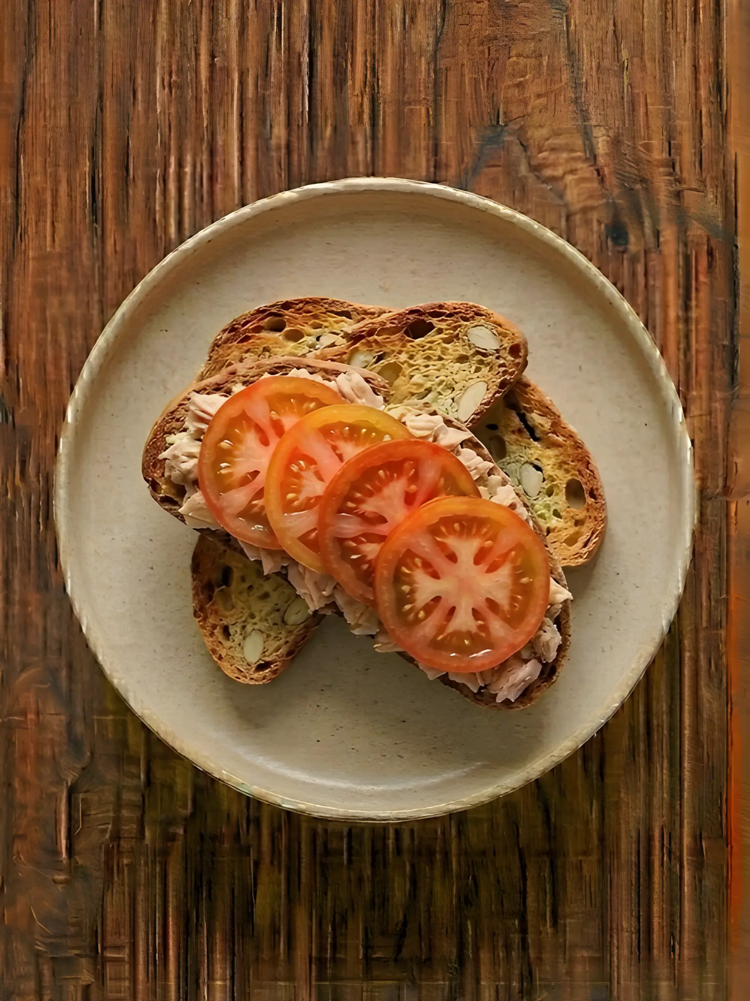 Tostada de biscotes con atun y tomate