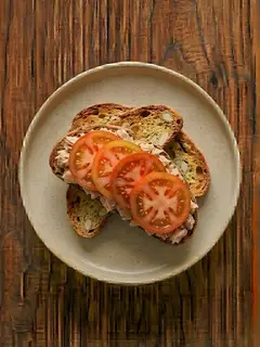 Tostada de biscotes con atun y tomate