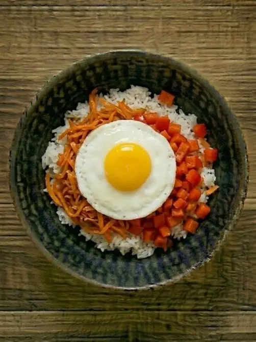 Bowl de arroz con huevo y verduras salteadas