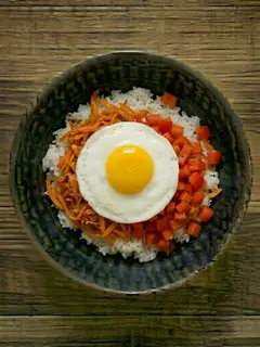 Bowl de arroz con huevo y verduras salteadas