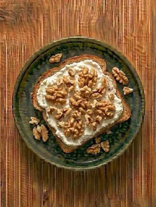 Tostada de pan integral con requesón y nueces