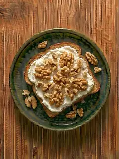 Tostada de pan integral con requesón y nueces