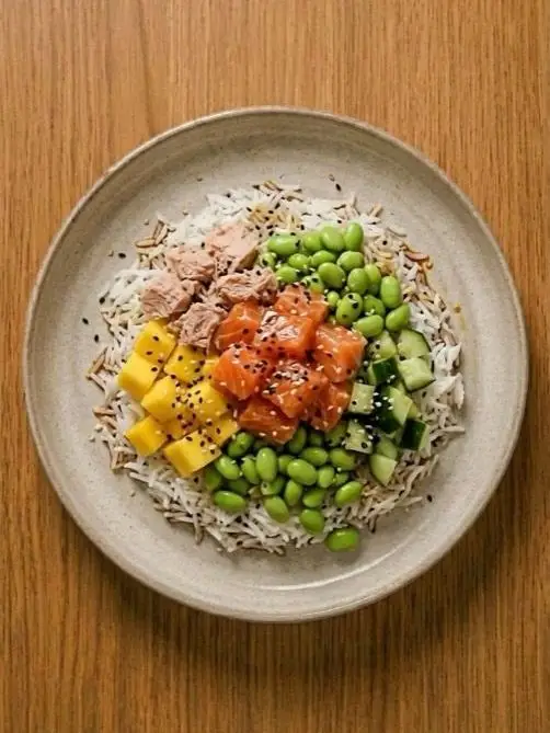 Poke bowl de salmón con arroz y edamame