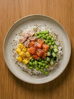 Poke bowl de salmón con arroz y edamame