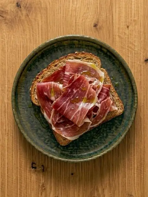 Tostada de pan integral con jamón serrano y aceite