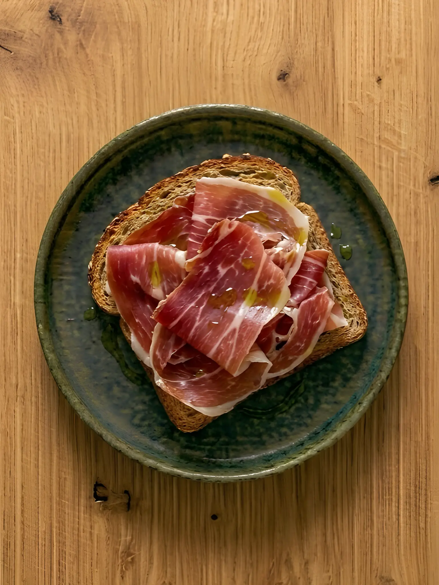 Tostada de pan integral con jamón serrano y aceite