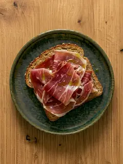 Tostada de pan integral con jamón serrano y aceite