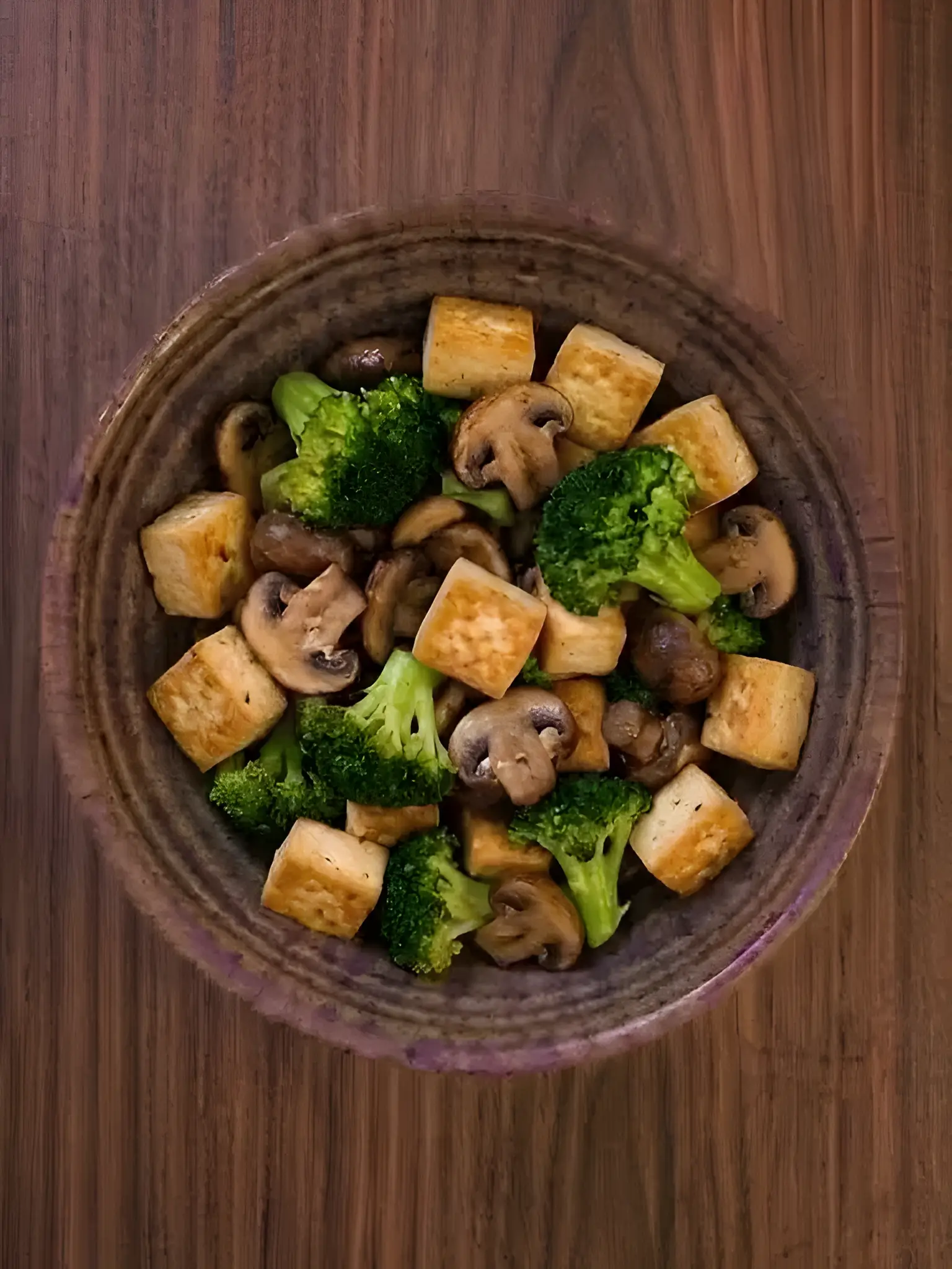 Salteado de tofu con brócoli y champiñones