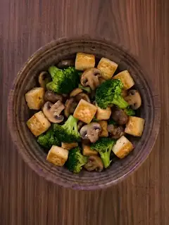 Salteado de tofu con brócoli y champiñones
