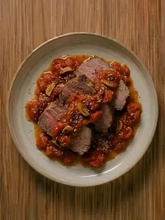 Redondo de ternera al horno con tomate