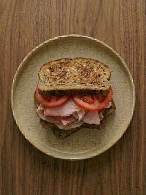 Tostada de centeno con jamón cocido y tomate