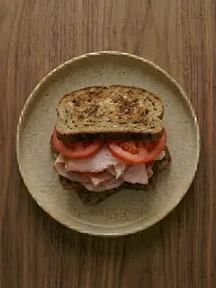 Tostada de centeno con jamón cocido y tomate