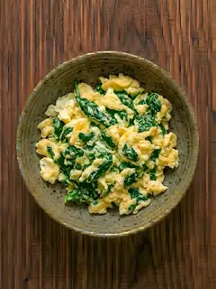 Huevos revueltos con espinacas