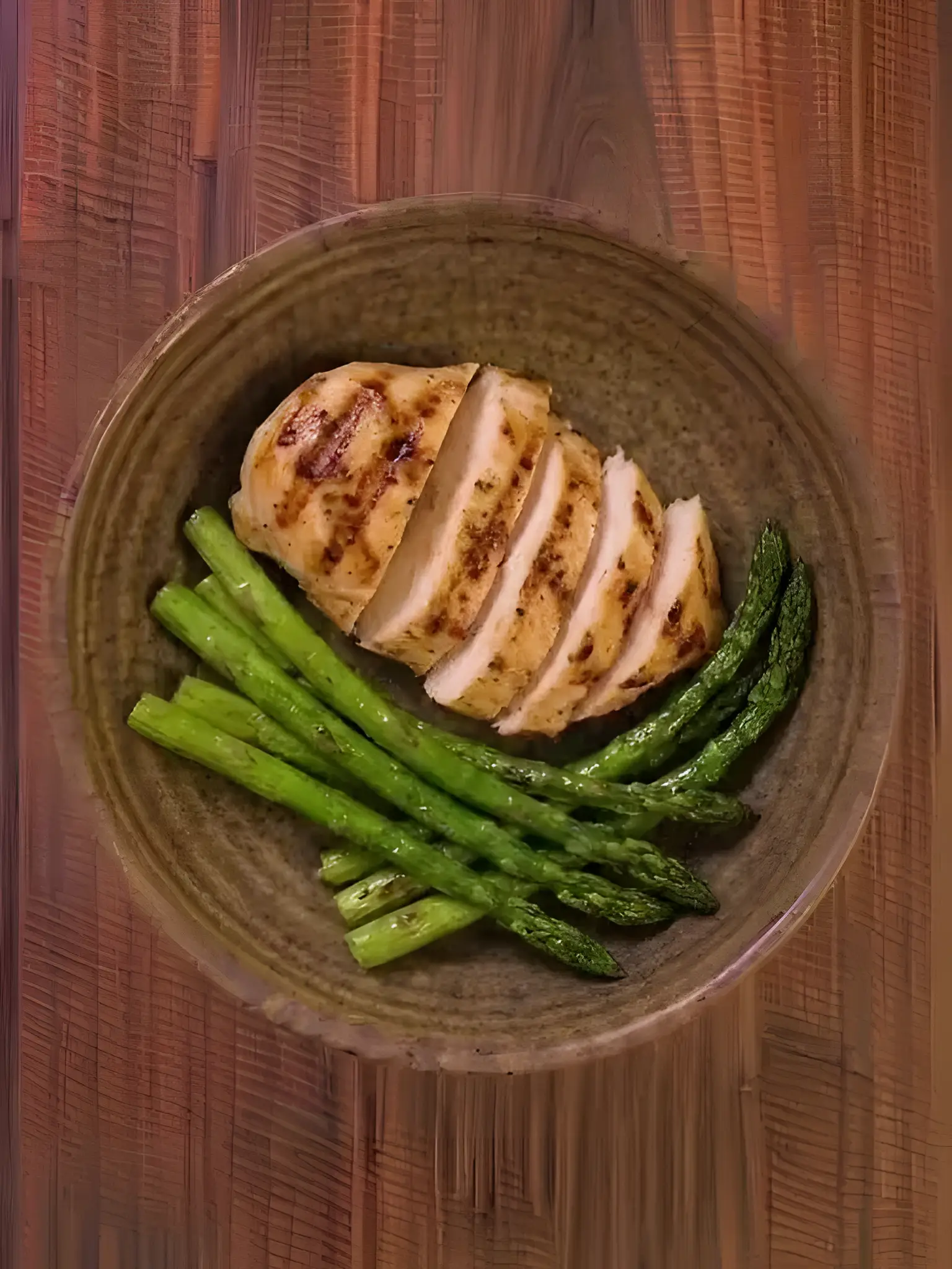 Pechuga de pollo a la plancha con espárragos