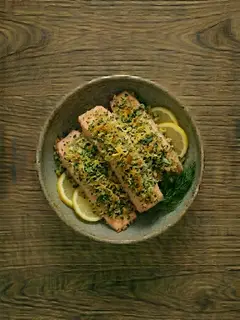 Salmón con Costra de Hierbas y Limón