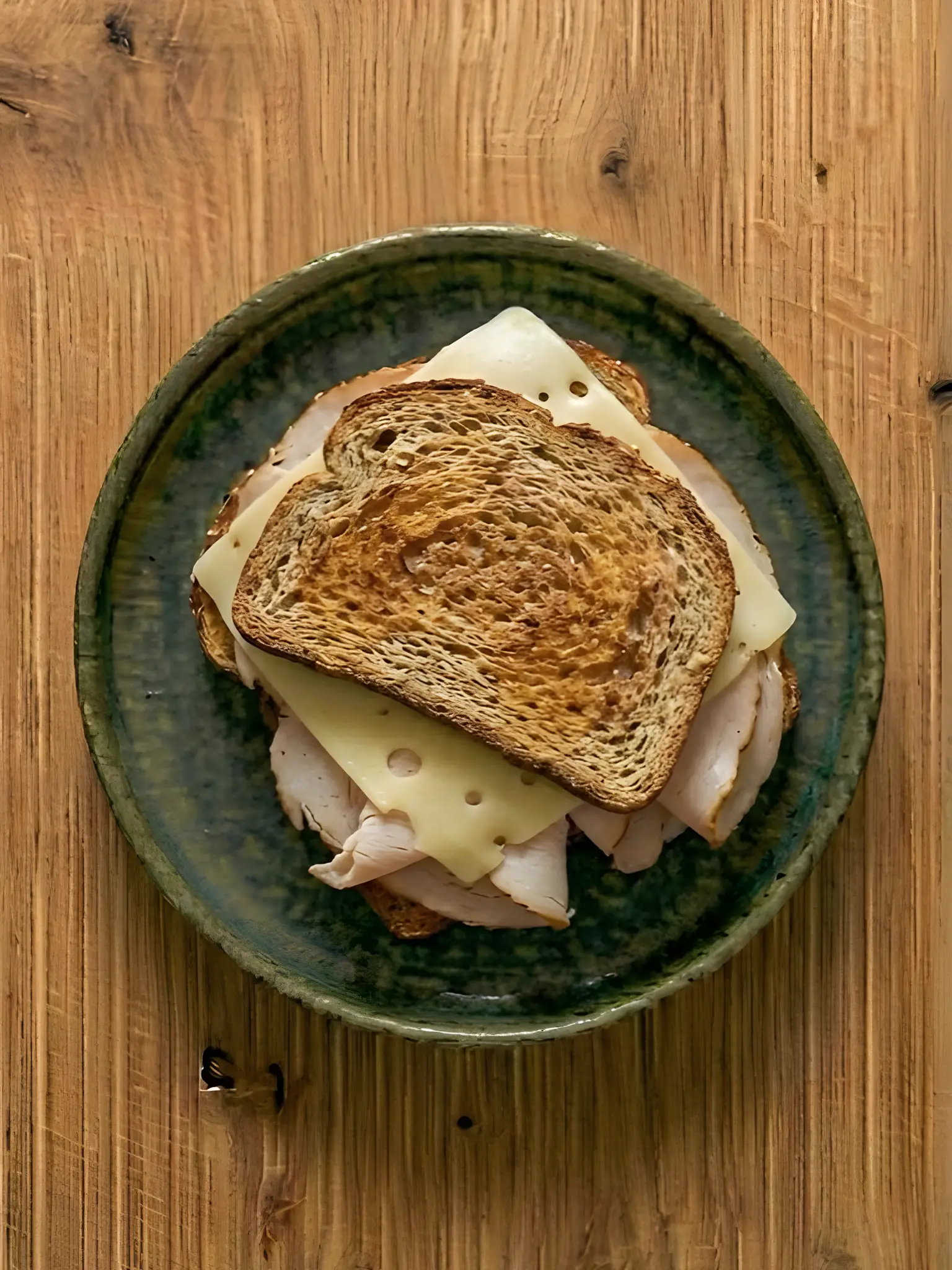 Tostada de pan integral con pavo y queso