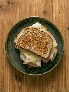 Tostada de pan integral con pavo y queso