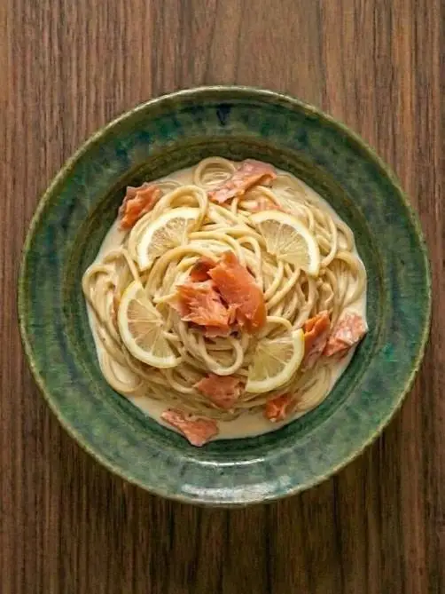 Pasta con salmón ahumado y crema ligera
