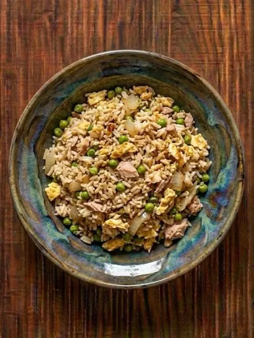 Arroz con huevo, atún y guisantes