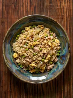 Arroz con huevo, atún y guisantes