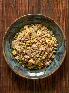 Arroz con huevo, atún y guisantes