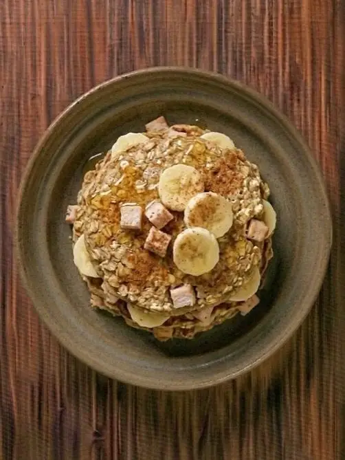Tortitas de avena y requesón con plátano y pavo