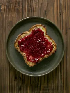 Tostada de pan de molde con mermelada de frambuesa