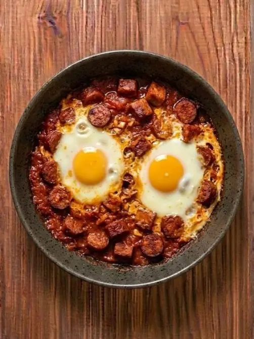 Huevos al horno con tomate y chorizo magro