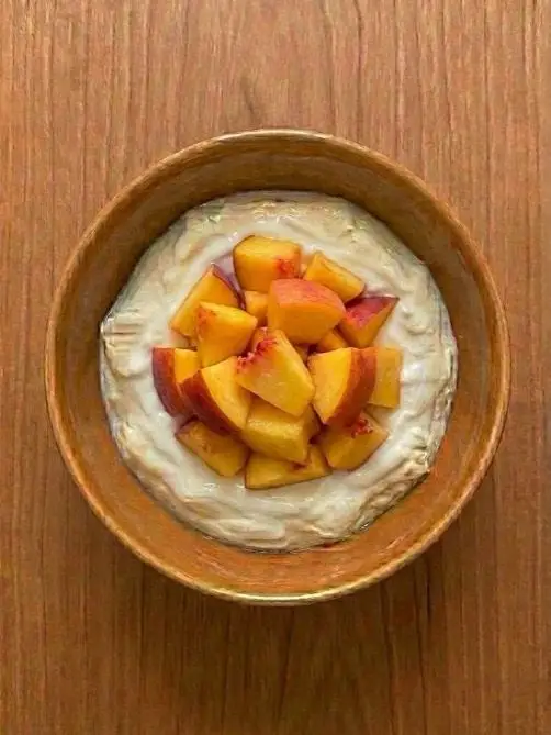 Yogur natural con melocotón
