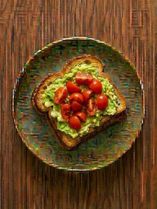 Tostada de pan de cristal con aguacate y tomate