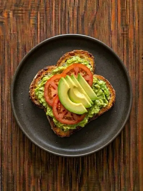 Tostada de pan de molde con aguacate y tomate
